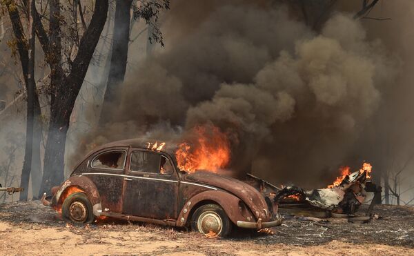 Горящий автомобиль во время пожаров в Балморале, Австралия
