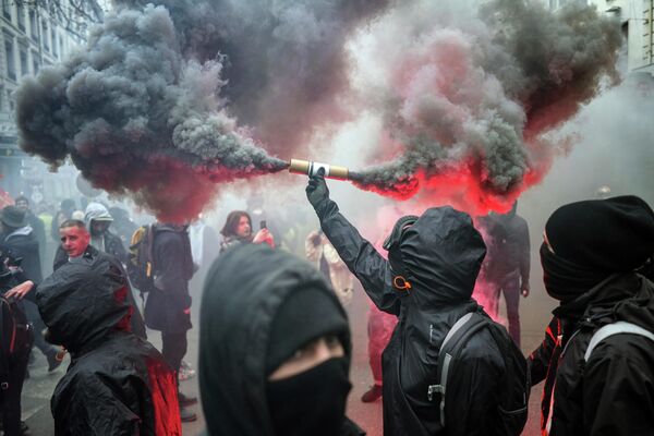 Протестующие во время демонстрации в Лионе, Франция