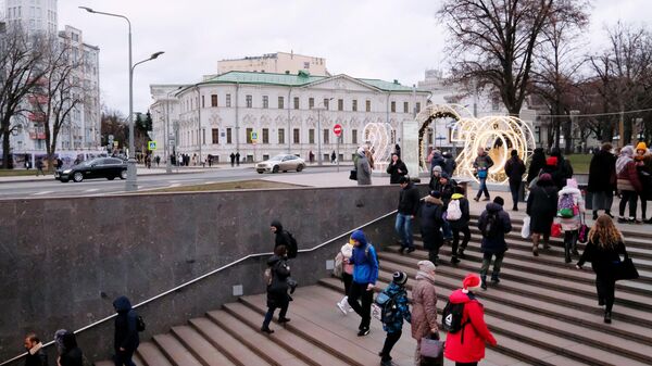 Горожане переходят дорогу по подземному переходу рядом со станцией метро Арбатская в Москве