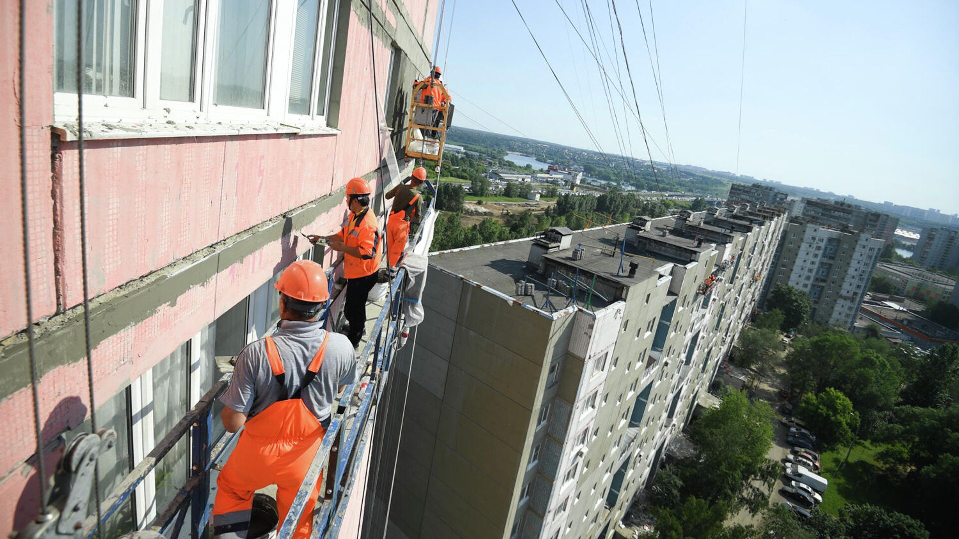 Рабочие проводят ремонт жилого дома - РИА Новости, 1920, 16.04.2021