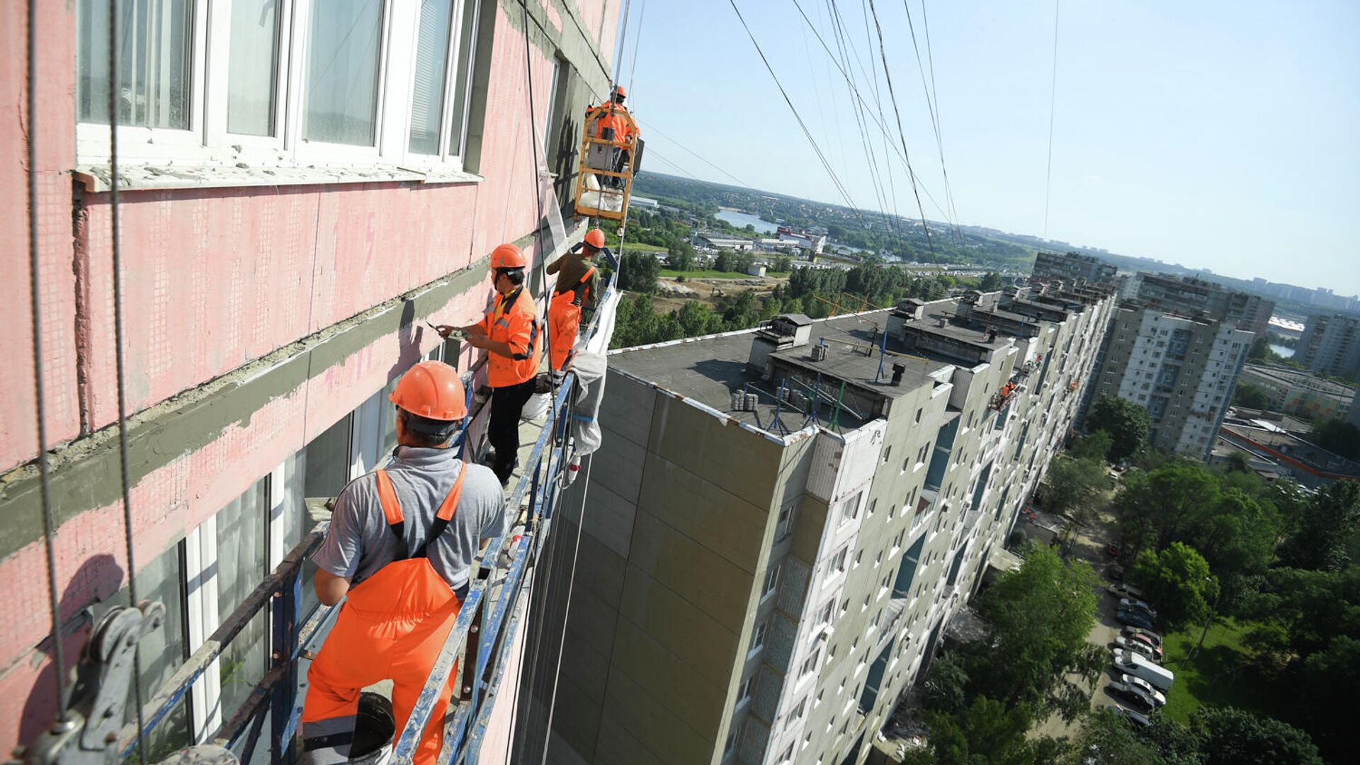 Рабочие проводят ремонт жилого дома - РИА Новости, 1920, 16.04.2021