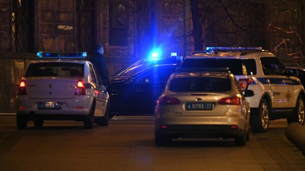 Автомобили полиции у здания ФСБ на Лубянской площади в Москве, где произошла стрельба