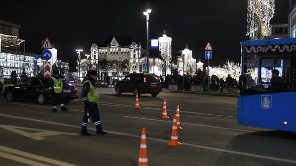 Сотрудники ДПС на Лубянской площади, где у здания ФСБ произошла стрельба