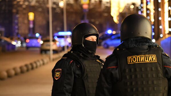 Сотрудники полиции у здания ФСБ на Лубянской площади в Москве, где произошла стрельба