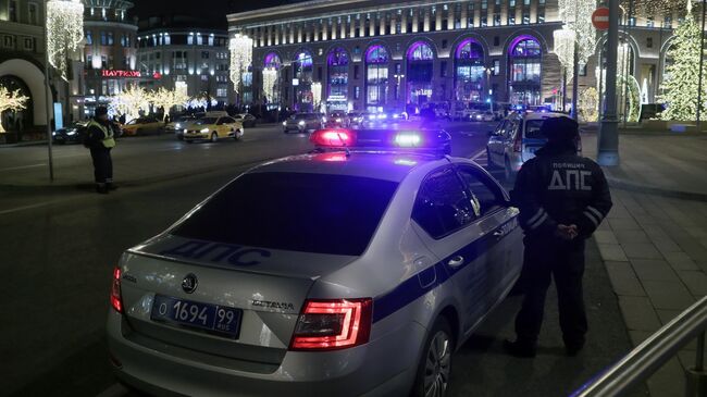 Сотрудники ДПС у здания ФСБ на Лубянской площади в Москве, где произошла стрельба