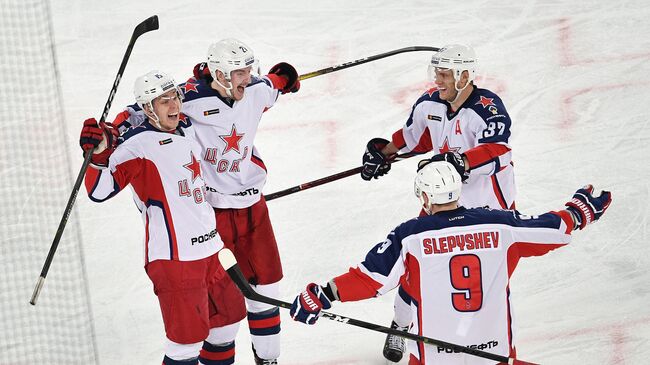 Хоккеисты ЦСКА празднуют победу над СКА в матче регулярного чемпионата КХЛ