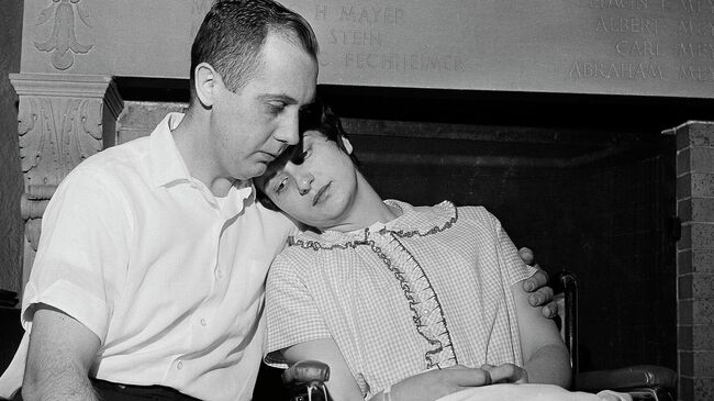 Честер и Дора Фрончак  в больнице Майкла Риза в Чикаго, через несколько дней после похищения сына