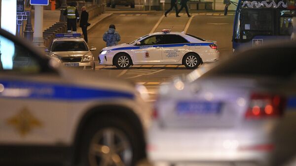 Автомобили полиции на улице Большая Лубянка в Москве, где недалеко от здания ФСБ произошла стрельба
