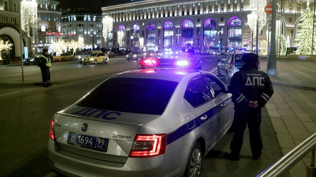 Сотрудники ДПС на Лубянской площади недалеко от здания ФСБ в Москве, рядом с которым произошла стрельба