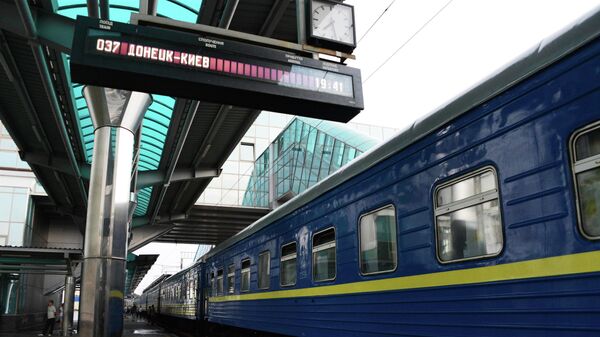 Поезд на железнодорожном вокзале в Донецке