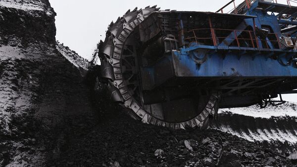 Карьерный роторный экскаватор ЭРП-2500 добывает уголь на крупнейшем в России Бородинском угольном разрезе 