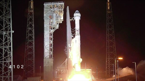 Новейший корабль Starliner на ракете-носителе Atlas V во время старта c мыса Канаверал во Флориде, США. 20 декабря 2019
