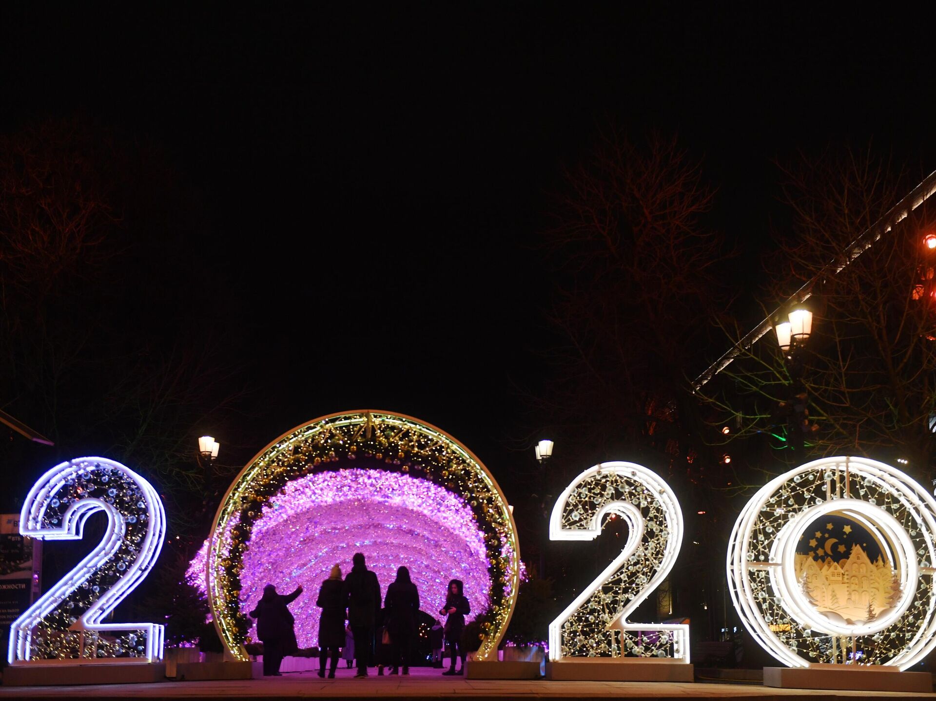 2020 фото новый год. Иллюминация новогодние цифры года. Новогодняя Москва 2022. Световые цифры. Новогодние цифры Москва.