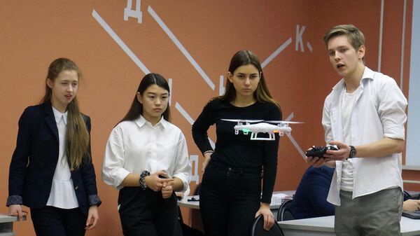 Дети запускают квадрокоптер на занятии в Доме научной коллаборации (ДНК)