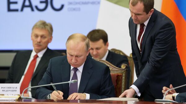 Президент РФ Владимир Путин на церемонии подписания документов по результатам заседания Высшего евразийского экономического совета