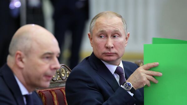 Президент РФ Владимир Путин и министр финансов РФ Антон Силуанов