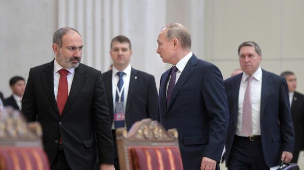 Президент РФ Владимир Путин и премьер-министр Армении Никол Пашинян перед началом заседания Высшего евразийского экономического совета