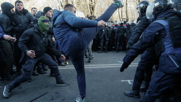 Столкновения протестующих с полицией у здания Верховной рады Украины в Киеве