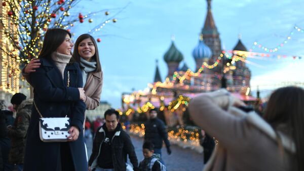 Девушки фотографируются на Красной площади в Москве