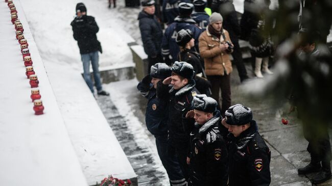 Сотрудники полиции России возлагают цветы к мемориальному комплексу Вечный Огонь Славы в Великом Новгороде 