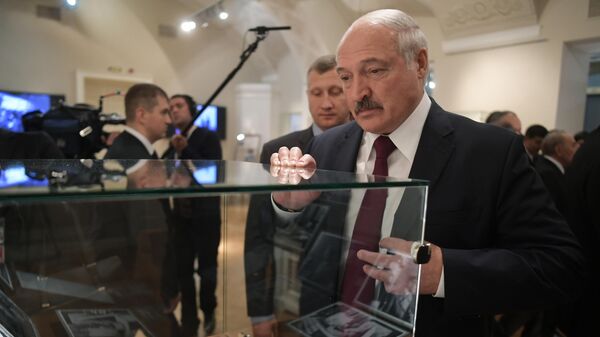 Президент Белоруссии Александр Лукашенко во время осмотра историко-документальной выставки после неформальной встречи лидеров государств СНГ в Санкт-Петербурге