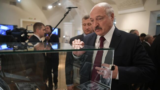 Президент Белоруссии Александр Лукашенко во время осмотра историко-документальной выставки после неформальной встречи лидеров государств СНГ в Санкт-Петербурге