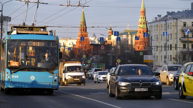 Автомобильное движение на одной из улиц в центре Москвы