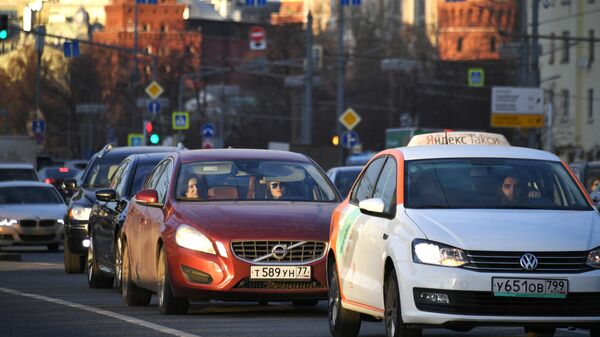 Автомобили на одной из улиц в центре Москвы