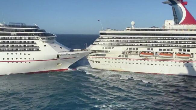 Последствия столкновения двух круизных лайнеров Carnival Legend и Carnival Glory в Мексике