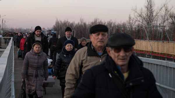 Жители на контрольно-пропускном пункте  Станица Луганская в Луганской области