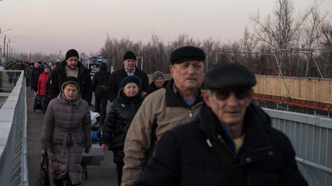 Жители на контрольно-пропускном пункте  Станица Луганская в Луганской области