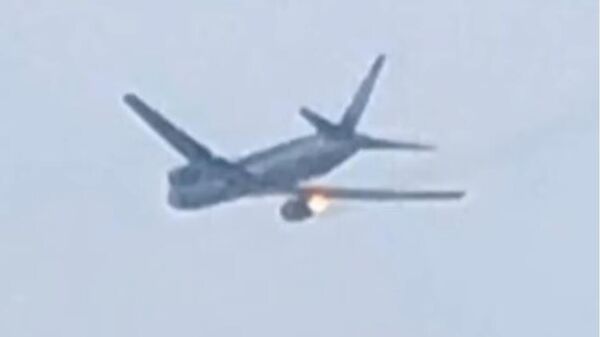Посадка самолета с загоревшимся двигателем в Японии попала на видео