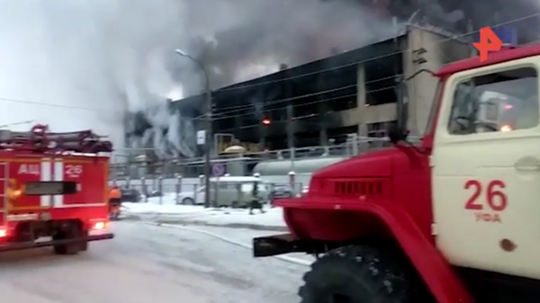 Опубликовано видео с места пожара на заводе в Уфе