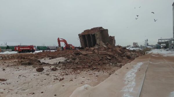 Обрушение четырехэтажного здания на комбикормовом заводе в Омске