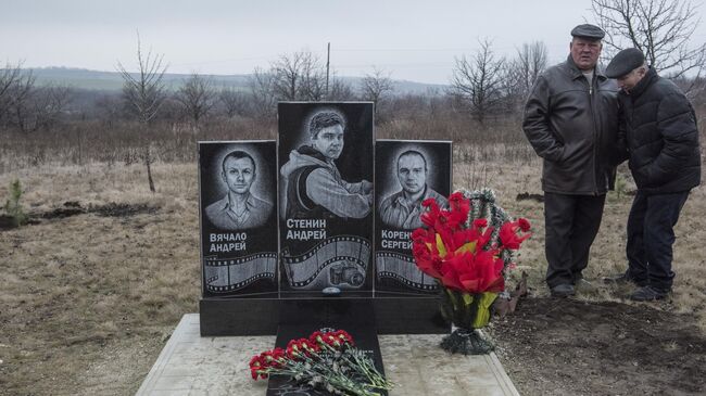 Памятник на месте гибели фотокорреспондента Международного информационного агентства Россия сегодня Андрея Стенина и корреспондентов портала Информационный Корпус Сергея Коренченкова и Андрея Вячало в окрестностях поселка Горняк в Донецкой области.