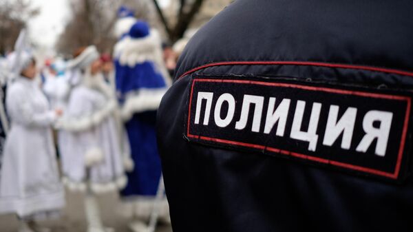Сотрудник полиции во время праздничного шествия Дедов Морозов 