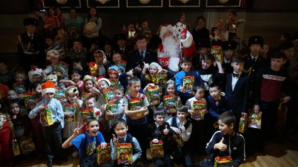 Якутские полицейские подарили волшебство детям из семей, находящихся в трудной жизненной ситуации
