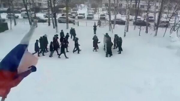 Стоп-кадр видео тактико-строевых занятий на территории Новотроицкой средней школы в Татарстане