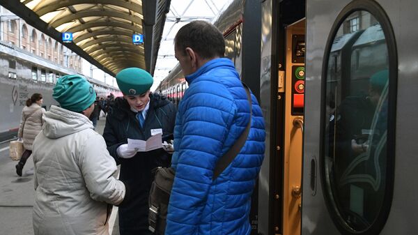 Проверка билетов у пассажиров первого именного состава Таврия, который отправится из Санкт-Петербурга в Севастополь