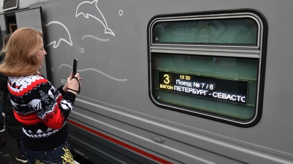 Женщина у первого именного состава Таврия, который отправится из Санкт-Петербурга в Севастополь 