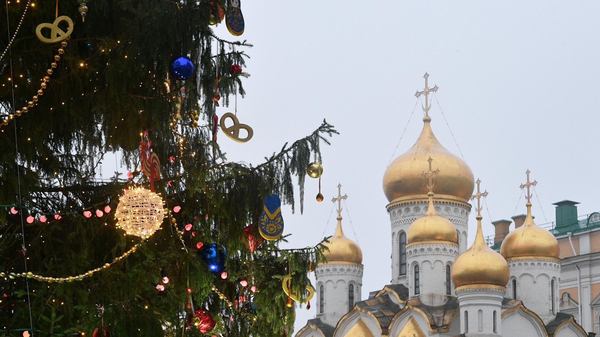 Украшение новогодней елки на Соборной площади Кремля - РИА Новости, 1920, 08.09.2020