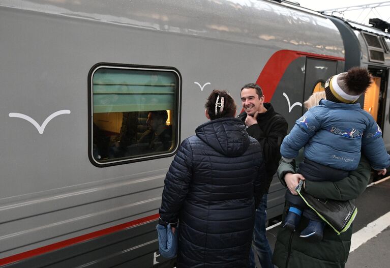 Отправление поезда Таврия из Санкт-Петербурга в Крым