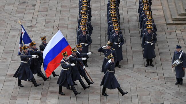 Военнослужащие Президентского полка во время церемонии развода пеших и конных караулов