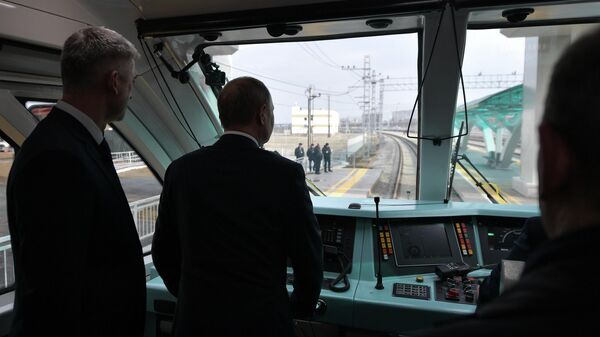 Президент РФ Владимир Путин  во время поездки на рельсовом автобусе, который отправился по железной дороге Крымского моста