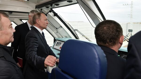 Президент РФ Владимир Путин  во время поездки на рельсовом автобусе, который отправился по железной дороге Крымского моста