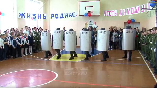 Спецназ ФСИН во время церемония посвящения школьников в ряды кадетского движения. Стоп-кадр видео