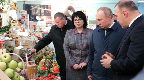Президент РФ Владимир Путин во время посещения тепличного комплекса Зелёный Дом в поселке Супс. 23 декабря 2019