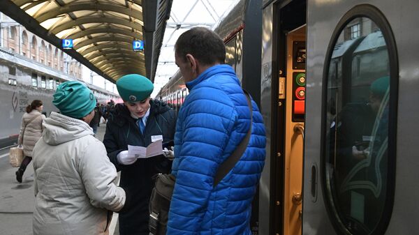 Проверка билетов у пассажиров первого именного состава Таврия, который отправится из Санкт-Петербурга в Севастополь 23 декабря в 14.00, на Московском вокзале