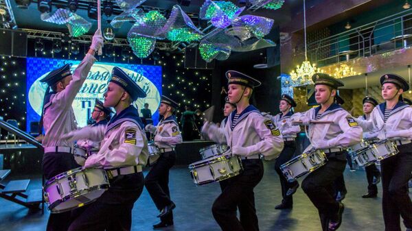 Барабанщики Североморского кадетского корпуса во время выступления на новогоднем благотворительном балу в Мурманске