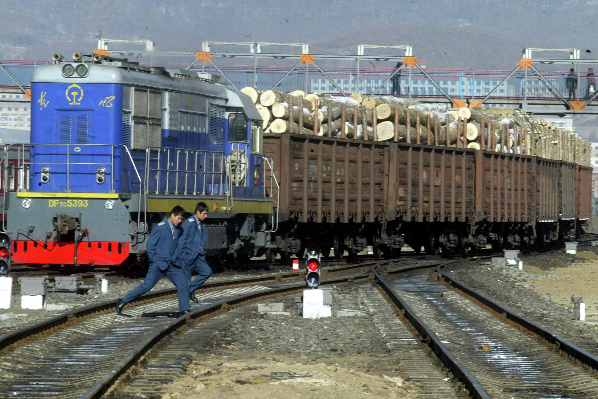 Железнодорожные рабочие возле поезда, перевозящего древесину, импортируемую из России, на железнодорожной станции в Суйфэньхэ, Китай - РИА Новости, 1920, 09.06.2022